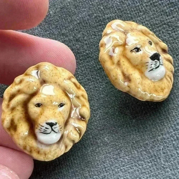 Vintage Ceramic Lion Head Earrings Leo lightweight Studs - Picture 1 of 4